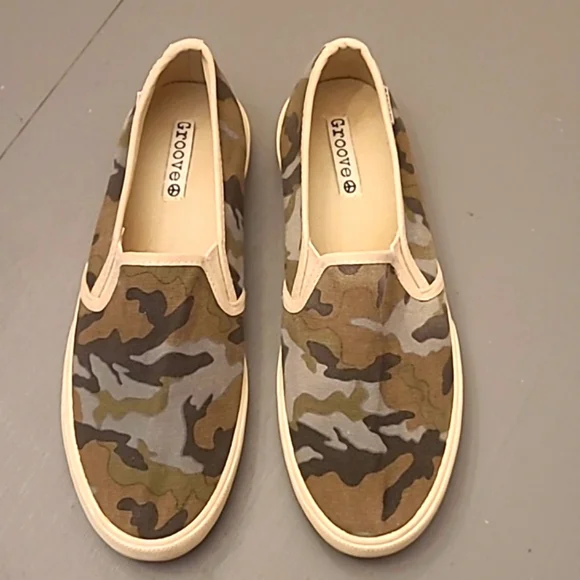 Groove Women's 7 Camo Slip-on Sneakers - Picture 4 of 14